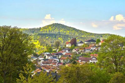 Blick auf Bodenmais vom Balkon einer Ferienwohnung im Haus Irene